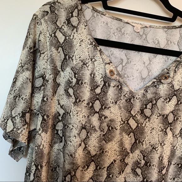 Womens Plus Size Above & Beyond White & Grey Snake Print Tee Blouse 2X - Picture 8 of 11